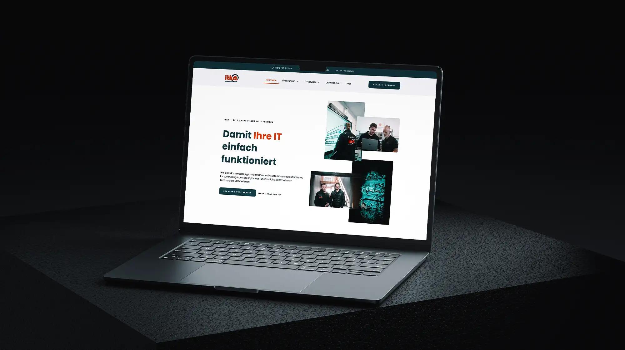 Laptop vor schwarzem Hintergrund, mit der Website der Firma Itka Systemhaus auf dem Bildschirm